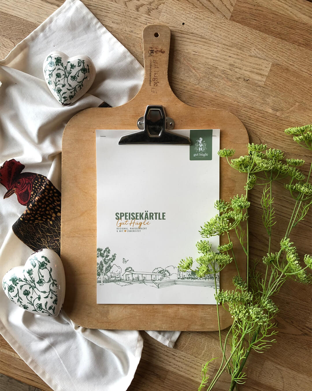 Menukaartje van Gut Hügle op een houten tafel