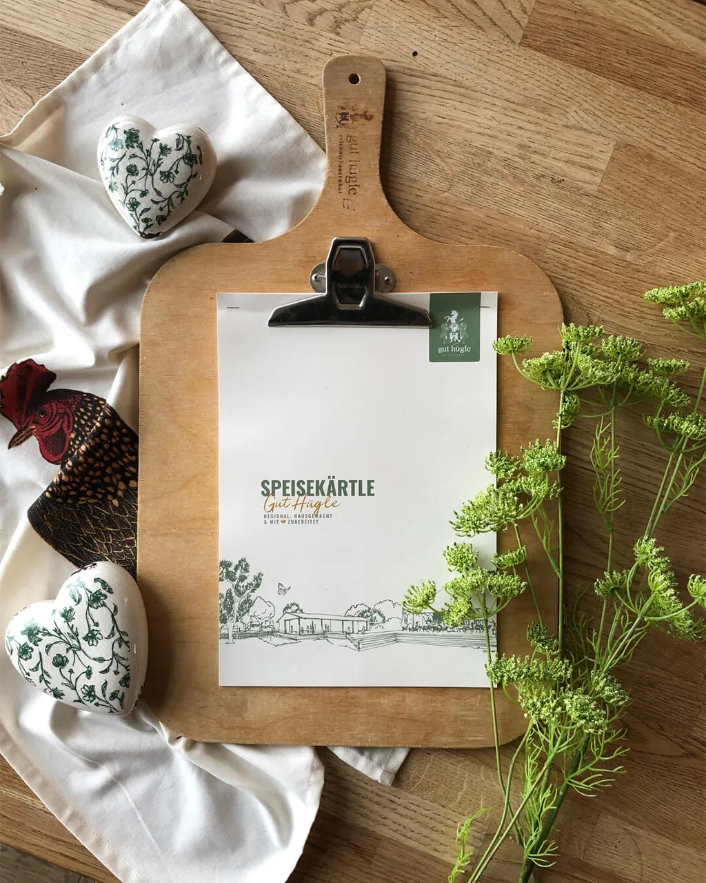 Menukaartje van Gut Hügle op een houten tafel