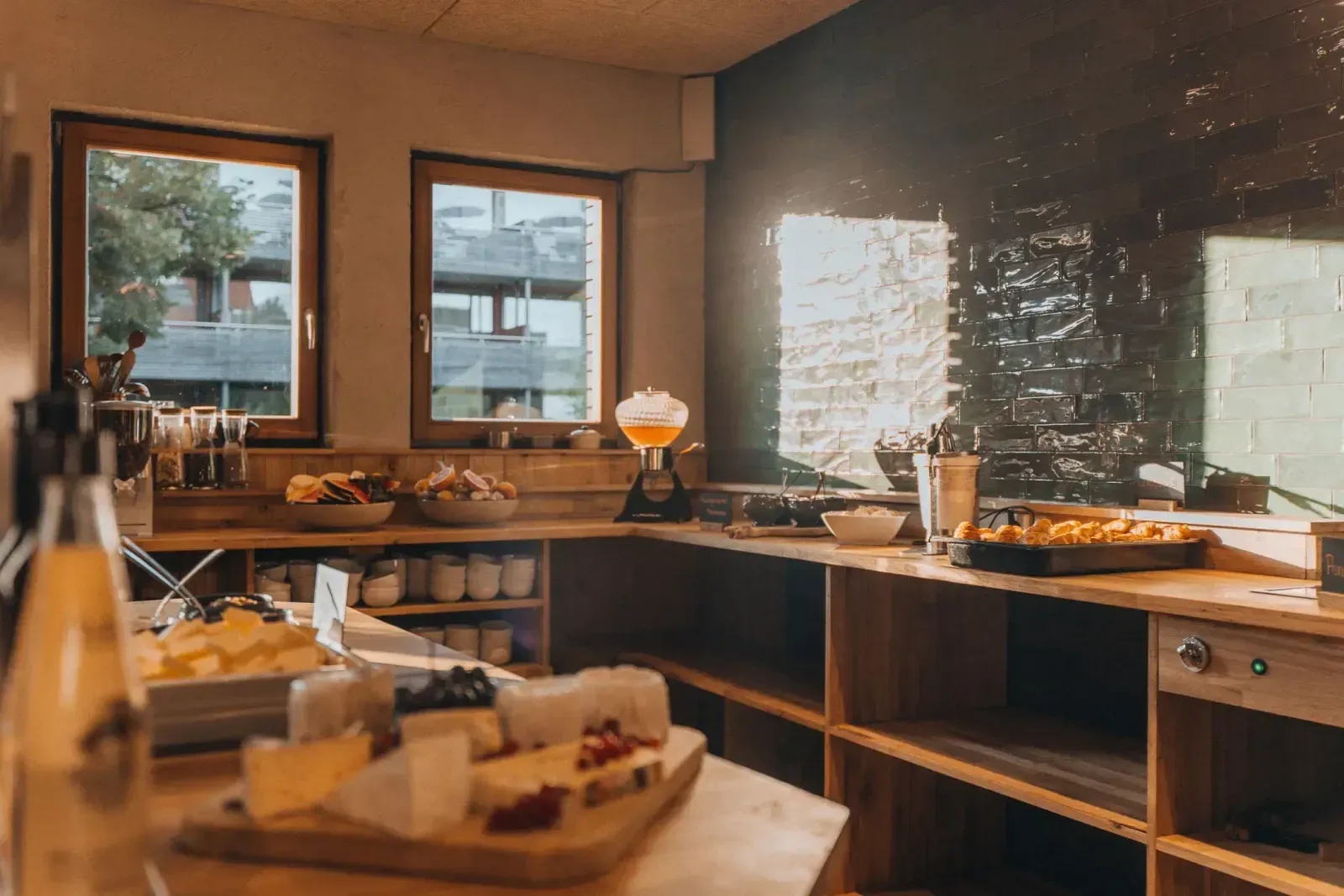 Ontbijtbuffet met brood, vleeswaren en dranken
