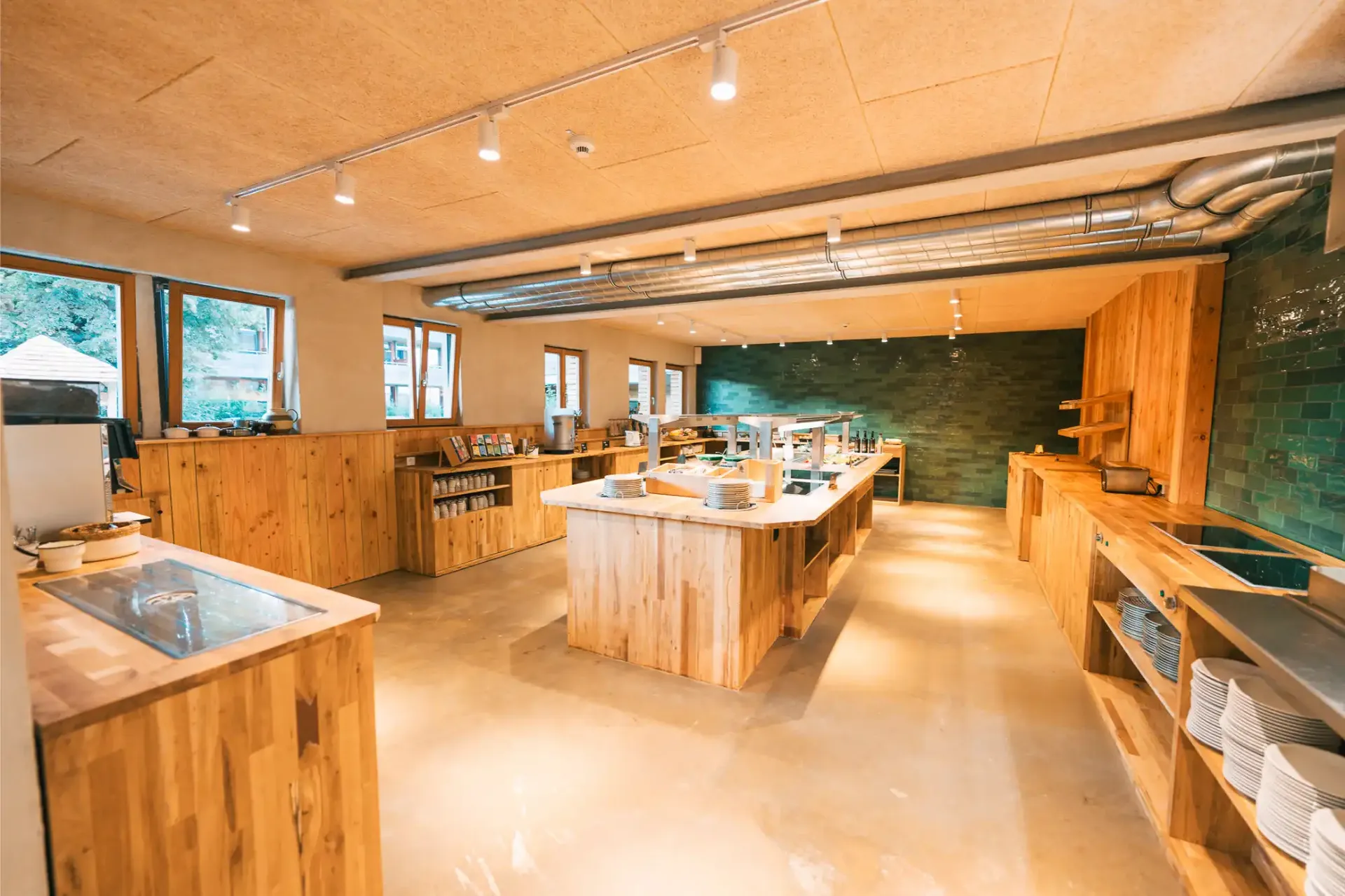 Houten tafel en bank in het familierestaurant