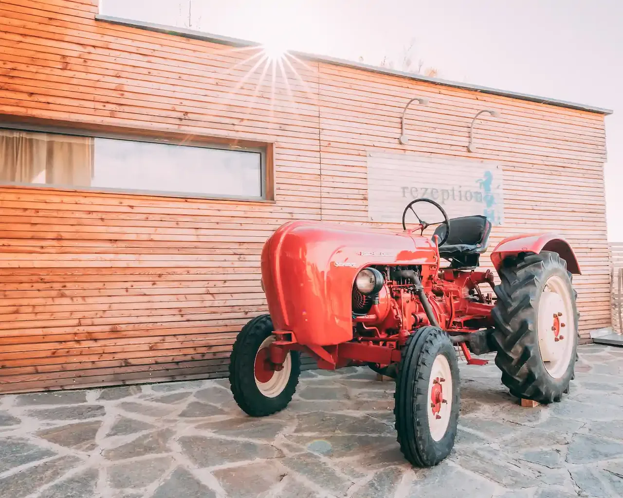 Rode tractor voor de receptie van Gut Hügle