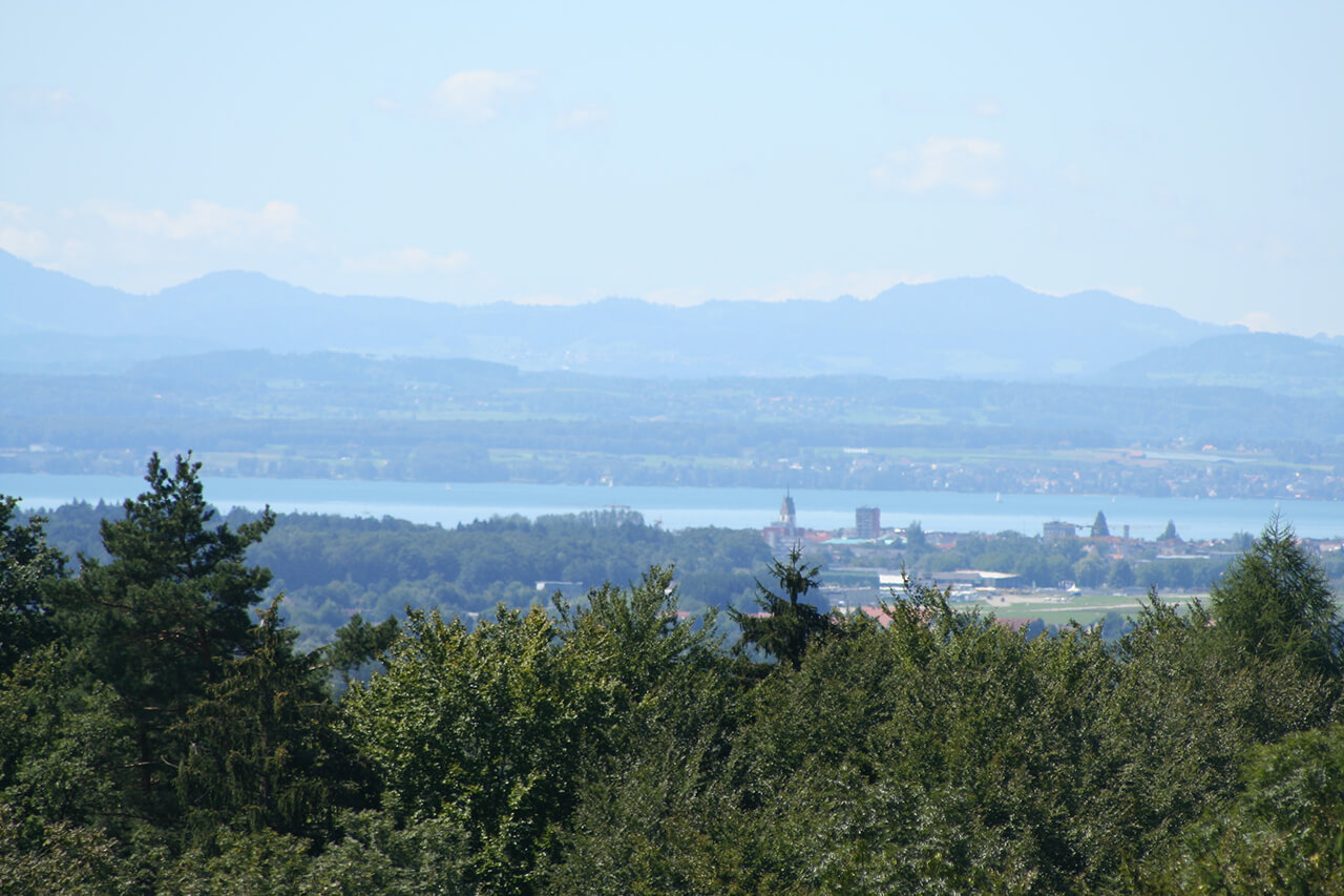 Uitzicht over het landschap en de Bodensee vanaf Gut Hügle
