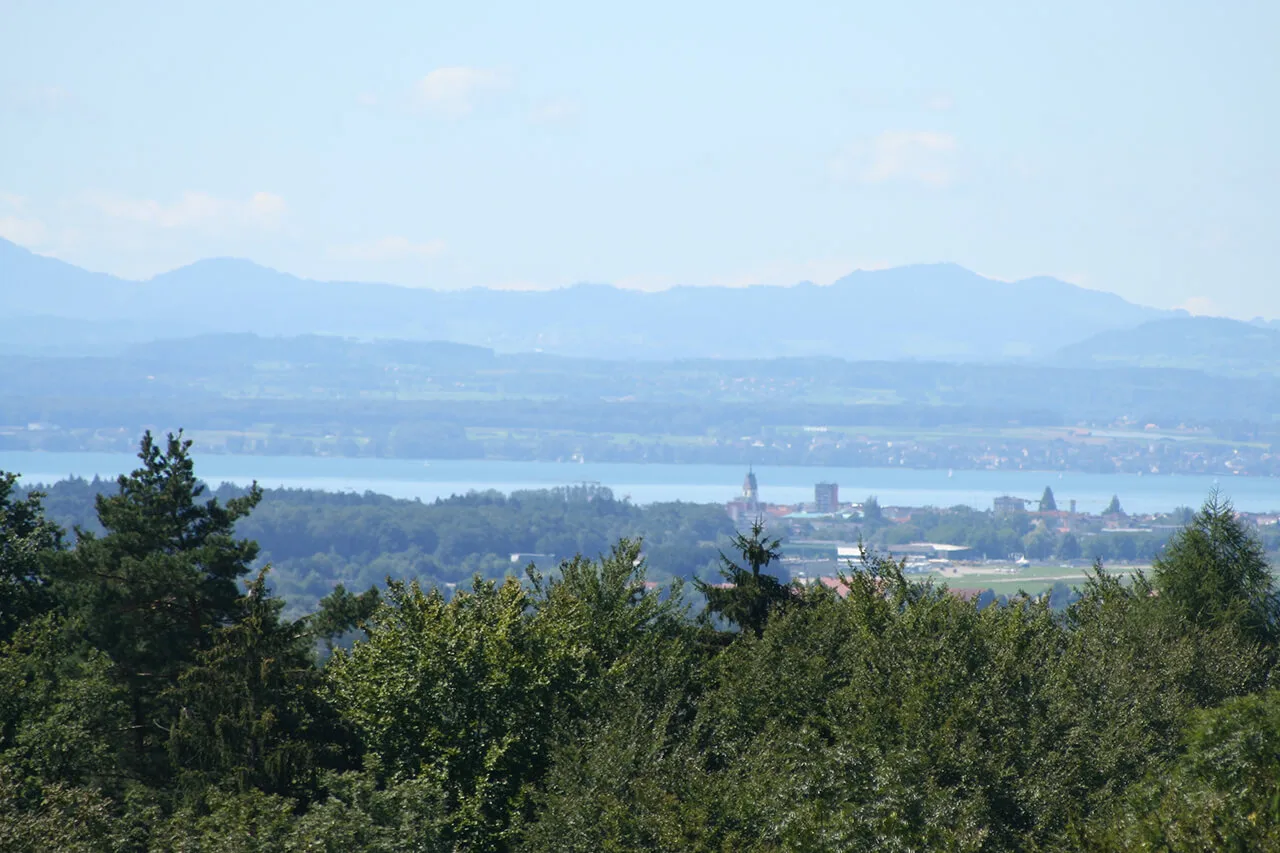 Uitzicht over het landschap en de Bodensee vanaf Gut Hügle